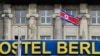지난 2017년 5월 독일 베를린 주재 북한대사관 건물 주변에 인공기와 '시티 호스텔 베를린' 간판이 걸려있다.