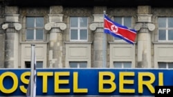 지난 2017년 5월 독일 베를린 주재 북한대사관 건물 주변에 인공기와 '시티 호스텔 베를린' 간판이 걸려있다.