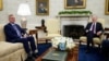ARCHIVO - El presidente de la Cámara de Representantes, Kevin McCarthy, izquierda, escucha mientras el presidente Joe Biden habla antes de una reunión sobre el tope de endeudamiento federal, el martes 9 de mayo de 2023, en la Oficina Oval de la Casa Blanca, en Washington. 