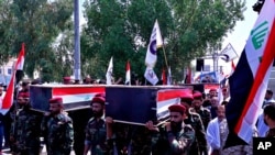 صدها دنباله‌روی «حشد شعبی» برای سوگواری مبارزان‌شان که بر اثر حمله هوایی آمریکا در مرز عراق و سوریه کشته شدند به خیابان‌های بغداد آمدند - ۲۹ ژوئن ۲۰۲۱