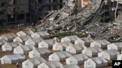 Un campamento de tiendas de campaña para palestinos desplazados se instala junto a edificios destruidos tras la ofensiva aérea y terrestre israelí en Jabaliya, Franja de Gaza, el 6 de febrero de 2025.
