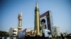 FOTO ARSIP – Sebuah peraga yang menampilkan peluru-peluru kendali dan potret Pemimpin Tertinggi Iran, Ayatollah Ali Khamenei, tampak di Lapangan Baharestan, di Teheran, Iran, 22 September 2017 (foto: Nazanin Tabatabaee Yazdi/TIMA via Reuters)