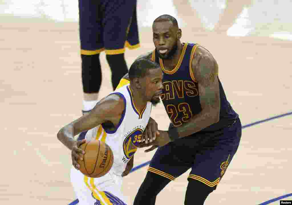 Hotunan wasanin karshe na NBA tsakanin Golden State Warriors da Cleveland Cavaliers, Kevin Duran tare da LeBron James, ranar Alhamis 1 ga watan Yuni, shekarar 2017.