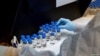 Un técnico examina una muestra del medicamento Remdesivir en una fábrica en California, el 11 de marzo de 2020.