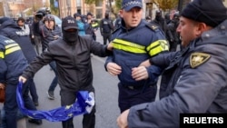 Վրաստանի ոստիկանությունը գրեթե ամեն օր ջրցան մեքենաներ և արցունքաբեր գազ է կիրառել ցուցարարներին ցրելու համար, որոնցից ոմանք հրավառություն են նետել ոստիկանների ուղղությամբ և բարիկադներ տեղադրել մայրաքաղաքի կենտրոնական պողոտայում: