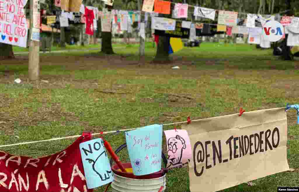 En el Parque Nacional, en Bogotá, un grupo de estudiantes instaló un espacio, llamado 'en_tendedero' para que los ciudadanos dejen piezas gráficas o elementos con mensajes, en medio del paro nacional que vive Colombia.