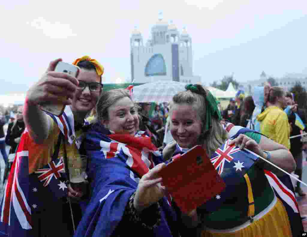 Australia fans take pictures before the final of the 2017 Eurovision Song Contest,in Kyiv, Ukraine, May 13, 2017.