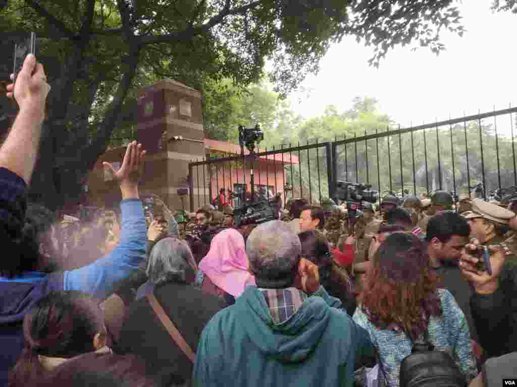  نئی دہلی کی جواہر لعل نہرو یونیورسٹی میں اتوار کو کچھ نقاب پوش افراد ڈنڈے لے کر ہجوم کی شکل میں داخل ہوئے تھے۔ ملزمان نے یونیورسٹی میں توڑ پھوڑ کی اور طلبہ اور اساتذہ پر تشدد کیا۔