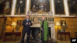英国首相卡梅伦(左)1月28日在伦敦以西的首相乡间别墅会见阿富汗总统卡尔扎伊
