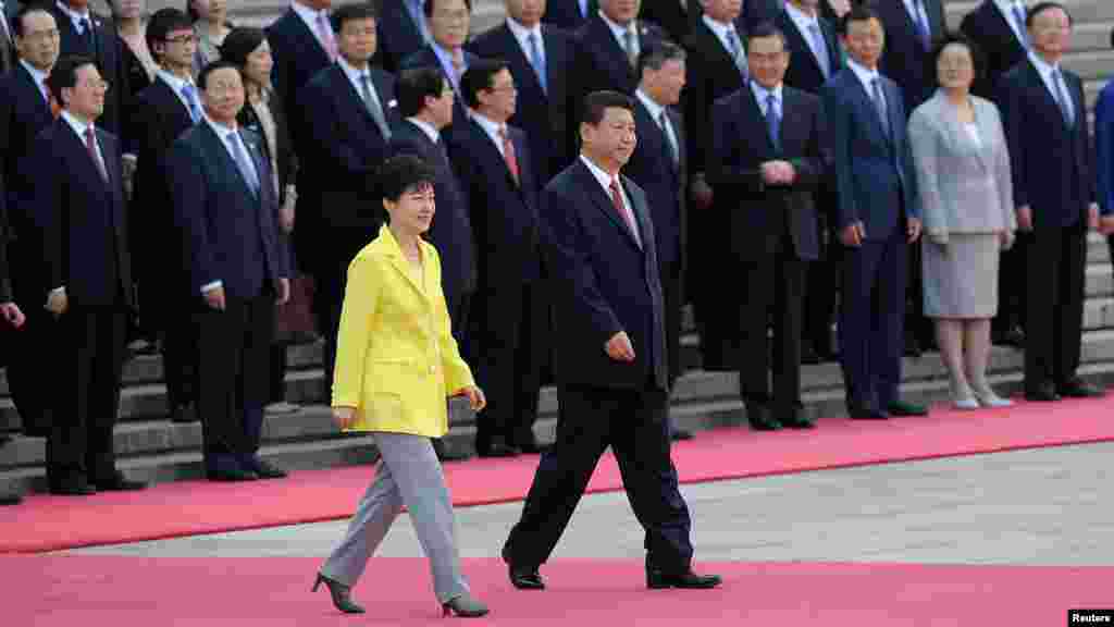 27일 베이징에 도착한 박근혜 한국 대통령(왼쪽)이 시진핑 중국 국가주석과 함께 환영식 장소로 들어서고 있다.
