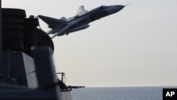 2016年4月12日美國海軍公佈圖片: 俄羅斯SU-24噴氣式戰機低空接近唐納德·庫克驅逐艦