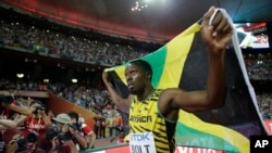 Pelari Jamaika Usain Bolt merayakan kemenangan meraih medali emasi 100 meter pria di Kejuaraan Atletik Dunia di Beijing (23/8). (AP/Lee Jin-man)
