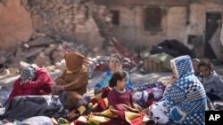 Porodice u selu Mula Brahim posle zemljotresa (Foto: AP/Mosa'ab Elshamy)