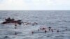 Des réfugiés et des migrants sont secourus par des membres de l'ONG espagnole Proactiva Open Arms, le mercredi 11 novembre 2020. (AP Photo/Sergi Camara)