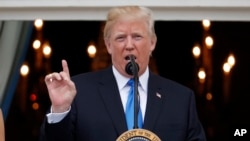 លោក​ប្រធានាធិបតី Donald Trump ថ្លែង​សុន្ទរកថា​នៅ​ក្នុង​សេតវិមាន​ កាលពី​ថ្ងៃទី៤ ខែកក្កដា ឆ្នាំ២០១៧។