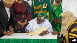 Elu en février lors d'un scrutin contesté, Bola Tinubu a annoncé dès son entrée en fonction fin mai la fin des subventions sur le carburant.