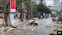 Foto dari tangkapan layar laporan stasiun televisi Taiwan, TVBS, menunjukkan puing-puing berserakan di jalan-jalan setelah ledakan di pusat perbelanjaan Shin Kong Mitsukoshi, di Kota Taichung, Taiwan, Kamis, 13 Februari 2025. (Foto: TVBS via AP)