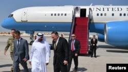 El secretario de Estado de EE.UU., Mike Pompeo, camina junto a un funcionario no identificado de los Emiratos Árabes Unidos a su llegada a la base aérea de al-Bateen en Abu Dhabi, Emiratos Árabes Unidos, el 19 de septiembre de 2019.