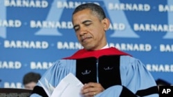 Prezident Barak Obama Nyu-York shtatidagi Barnard Kollejida bitiruvchilar oldida gapirar ekan, ularni global fuqarolar bo'lishga undadi, 14-may, 2012