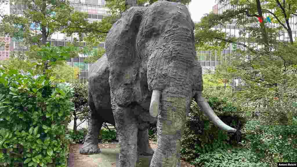 The Sleeping Elephant:&nbsp;La escultura fue creada por el artista Mihail Simeonov, o Mihail, para los tres donantes: Kenia, Namibia y Nepal. Concibió el proyecto en 1976 para reconocer y proteger la fauna y los entornos naturales. Viajó a África Oriental, donde, con el apoyo del gobierno de Kenia, tranquilizó al toro salvaje y, mientras dormía, tomó el molde del elefante. El proceso duró dos horas y el elefante se reincorporó a su manada completamente ileso. Los moldes se usaron luego para hacer el modelo final en bronce. &nbsp;
