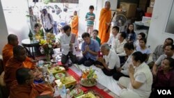 រូប​ឯកសារ៖ សមាគម​​អាដហុក​ រៀបចំ​ពិធី​សូត្រមន្ត​រំដោះគ្រោះ​និងស្វាគមន៍​ដល់​មន្ត្រីសិទ្ធិ​មនុស្ស​ទាំង​៤រូប​គឺលោក នី សុខា លោក យី សុខសាន្ត លោកស្រី លឹម មុនី និង លោក ណៃ វ៉ង់ដា ដែល​ត្រូវបាន​តុលាការ​ដោះ​លែង​ឲ្យ​នៅ​ក្រៅឃុំ​​កាល​ពី​​ខែ​មិថុនា​ ឆ្នាំ​២០១៧។​ (ខាន់​ សុគុំ​មនោ​/វីអូអេ)​