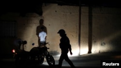 Miembros de la Fuerza de Acción Especial (FAES) de la Policía Nacional de Venezuela detienen a personas durante un patrullaje nocturno, en Barquisimeto, Venezuela. Septiembre 20, 2019.