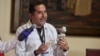 Flavio Estrada, arqueólogo forense del Instituto de Medicina Legal del Perú, habla mientras sostiene el diminuto cuerpo de un espécimen, mientras confirma que las 'momias alienígenas' son muñecos hechos con huesos de animales en Lima, Perú, el 12 de enero de 2024.
