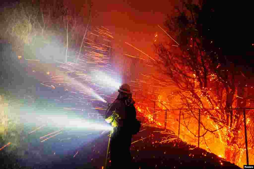 Más de 20.000 personas han sido evacuadas de la zona. Un residente dijo que los fuertes vientos más la vegetación contribuyen a que las llamas se extiendan con rapidez. 