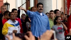 El gobierno de Nicolás Maduro ha sido acusado por la de controlar el poder judicial, el ejército y la prensa.