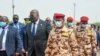 Président Félix Tshisekedi ya RDC mpe mokambi ya Union africaine (G) atelemi na mwana ya nkono maréchal Idriss Deby, général Mahamat Idriss Deby mokambi ya bokonzi ya basoda na N'Djamena na Tchad, 23 avril 2021. (Twitter/Présidence RDC)