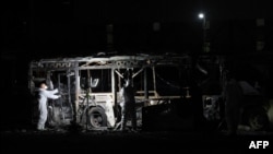 Bezbednosne snage i jedinice za uklanjanje bombi raspoređene su na mesto eksplozije autobusa u Bat Jamu, Izrael, 20. februara 2025.