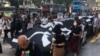 数千港人周五在中环快闪游行(美国之音海彦拍摄)