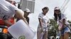 曼谷居民在洪災過後開始清掃