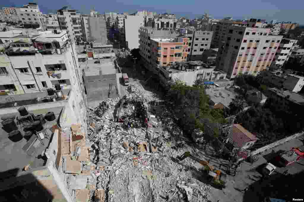Los equipos de rescate buscan personas entre los escombros de un edificio en el lugar de los ataques aéreos israelíes, en la ciudad de Gaza.