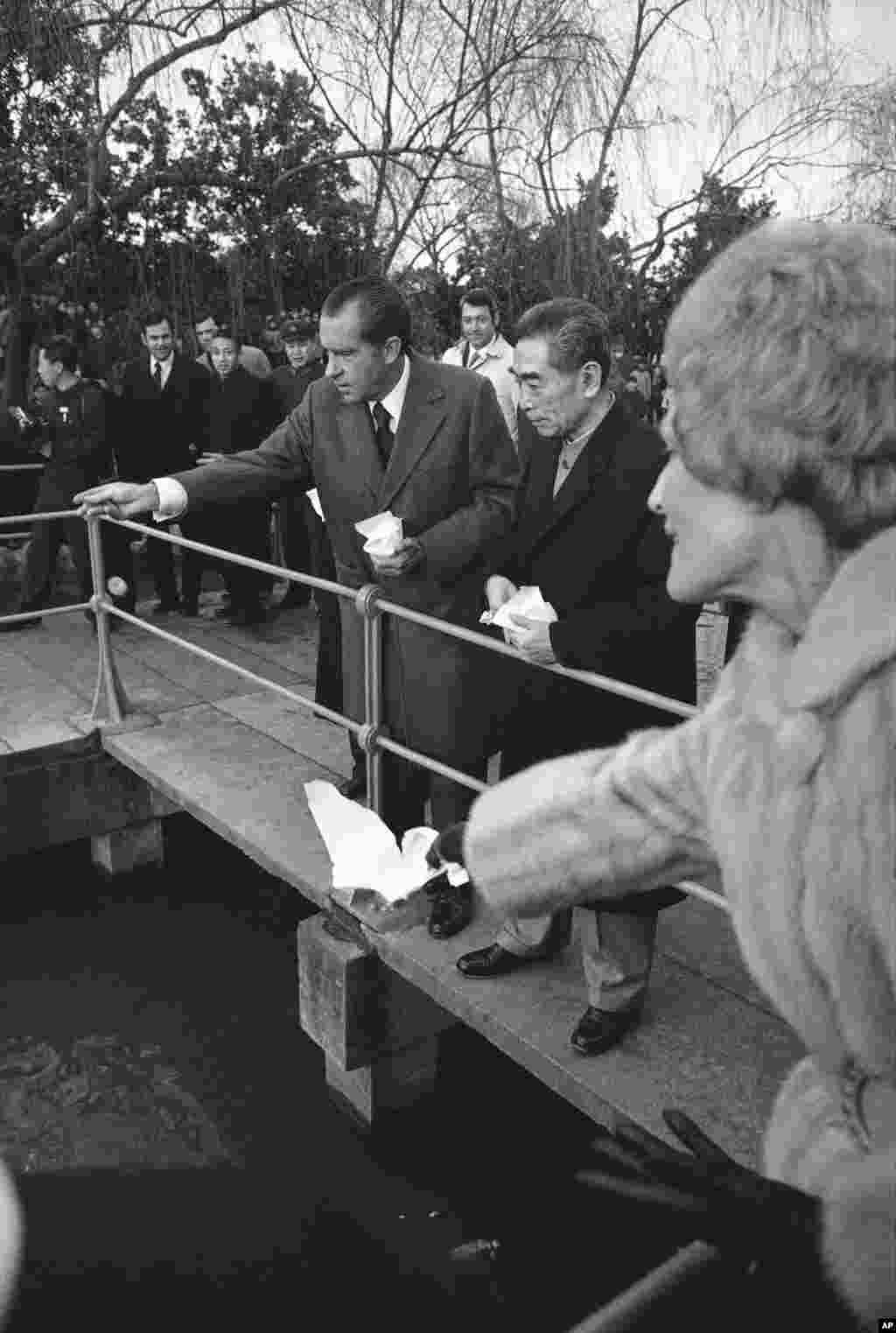1972年2月26日中国总理周恩来陪美国总统尼克松和夫人游览杭州西湖,在花港观鱼景点喂鱼