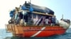Para pencari suaka dari Sri Lanka tujuan Australia terlihat berada dalam perahu mereka di dekat perairan Dili, Timor Leste (foto: dok). 