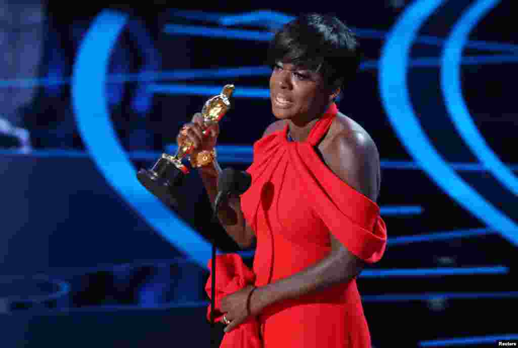 Aktris Viola Davis menerima penghargaan aktris pendukung terbaik berkat aktingnya dalam film "Fences".
