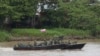 Soldados de la Armada venezolana patrullan el río Arauca, la frontera natural con Colombia, visto desde Arauquita, Colombia, el 26 de marzo de 2021.