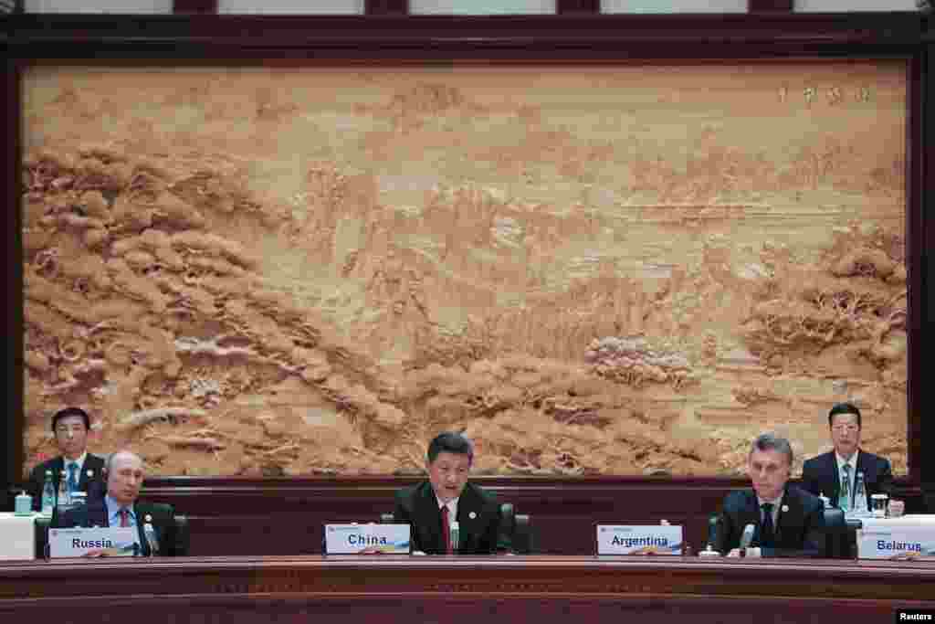 中国国家主席习近平,俄罗斯总统普京和阿根廷总统马克里在北京雁栖湖国际会议中心举行的“一带一路”国际合作高峰论坛的圆桌峰会上。后排坐着的是王沪宁和副总理张高丽(2017年5月15日)。