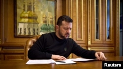 El presidente de Ucrania, Volodymyr Zelenskyy, habla con el presidente de la Cámara de Representantes de Estados Unidos, Mike Johnson, a través de una línea telefónica, en Kiev, el 28 de marzo de 2024. Servicio de Prensa Presidencial de Ucrania/Folleto vía REUTERS
