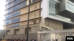 A las afuera de una de las sedes del Servicio Bolivariano de Inteligencia Nacional (SEBIN) en el centro de Caracas, Venezuela, donde murió el concejal Fernando Albán. Octubre 8, 2018. Foto: Adriana Nuñez Rabascal