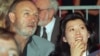 ARHIVA - Glumac Džin Hekmen sa suprugom Betsi Arakava, jun 1993. godina (Foto: AP)