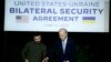 Presiden Ukraina Volodymyr Zelensky (kiri) dan Presiden AS Joe Biden menandatangani perjanjian keamanan bilateral selama konferensi pers di Masseria San Domenico di sela-sela KTT G7 di wilayah Apulia, Italia, Kamis (13/6). 