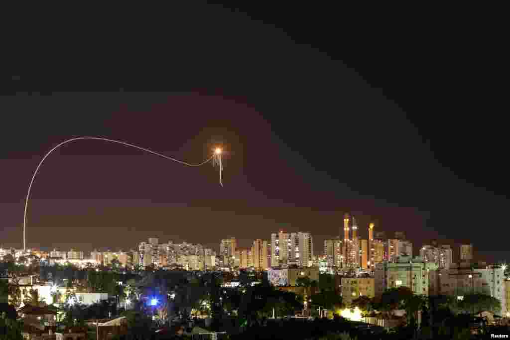Se ve un rayo de luz cuando el sistema antimisiles Cúpula de Hierro de Israel intercepta cohetes lanzados desde la Franja de Gaza hacia Israel, como se ve desde Ashkelon, Israel.
