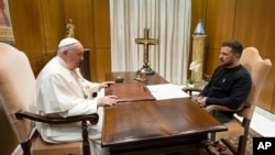 ARCHIVO - Esta imagen proporcionada por Vatican News muestra al Papa Francisco reuniéndose con el presidente ucraniano Volodymyr Zelenskyy durante una audiencia privada en el Vaticano, el sábado 13 de mayo de 2023. (Vatican News vía AP, Archivo) 