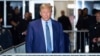 El expresidente Donald Trump habla con la prensa al final del segundo día de selección del jurado para su juicio en un tribunal penal de Manhattan, el martes 16 de abril de 2024, en Nueva York. 