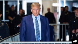 El expresidente Donald Trump habla con la prensa al final del segundo día de selección del jurado para su juicio en un tribunal penal de Manhattan, el martes 16 de abril de 2024, en Nueva York. 