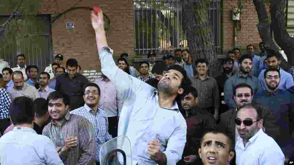 Masu Zanga Zanga A Iran Na Jefa Tumatur A Ofishin Jakadancin Saudi Arabia Dake Tehran, Satumba 28, 2015. 