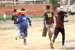 Vendors in Harare, Zimbabwe, flee police enforcing a lockdown aimed at containing the country's surging coronavirus cases on Jan. 23, 2021. (Columbus Mavhunga/VOA)