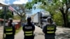 Policías costarricenses mantienen un retén cerca de la frontera con Nicaragua para intengar contener la entrada ilegal de refugiados.